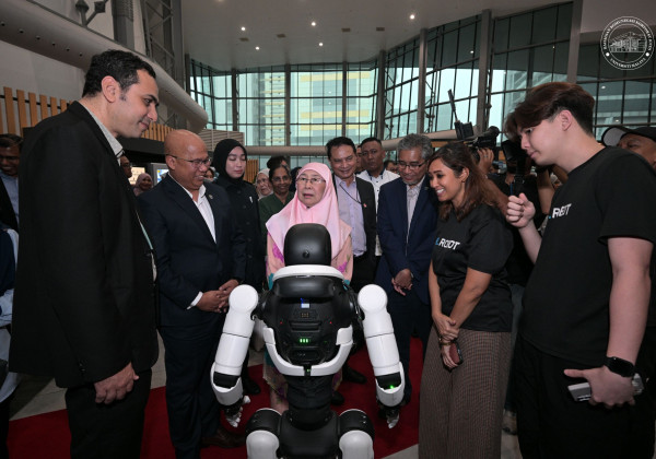 Perasmian Robotik - PPUM SAMBUT ULANG TAHUN PERTAMA PEMBEDAHAN ROBOTIK, LAKAR SEJARAH SEBAGAI PERINTIS RAWATAN ROBOTIK KANSER PAYUDARA